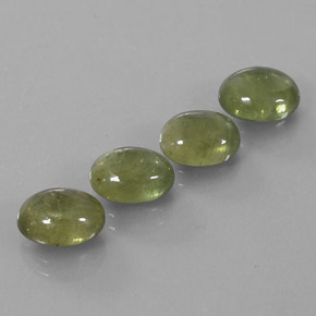 カラットの天然グリーンサファイア（8.9×7 mm・透明）
