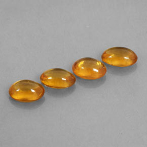 2.43カラットの天然イエローオレンジサファイア（5.8×4.1 mm・透明）