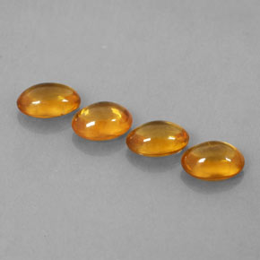 2.43カラットの天然イエローオレンジサファイア（5.8×4.1 mm・透明）