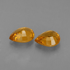 カラットの天然イエローオレンジサファイア（6.2×5 mm・洋梨の形）