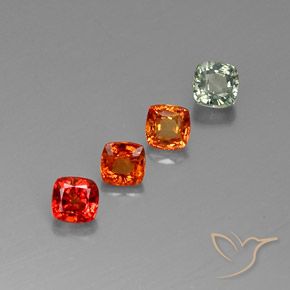 2.44カラットの天然マルチカラーサファイア（4.3×4.3 mm・クッションカット）
