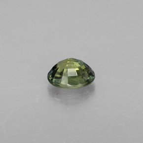 0.56カラットの天然グリーンサファイア（5.2×4.2 mm・オーバルカット）