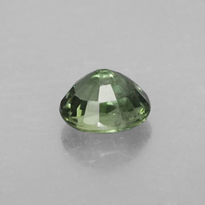 0.64カラットの天然グリーンサファイア（5.1×4.3 mm・オーバルカット）