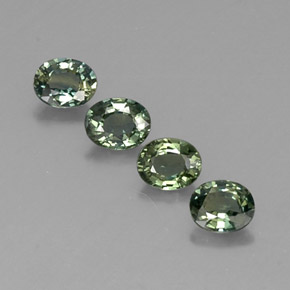 カラットの天然グリーンサファイア（4.9×4 mm・オーバルカット）