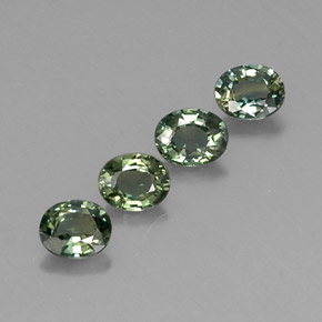 カラットの天然グリーンサファイア（4.9×4 mm・オーバルカット）