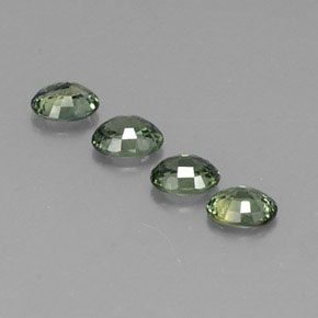 カラットの天然グリーンサファイア（4.9×4 mm・オーバルカット）
