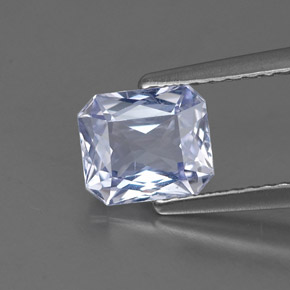 1.37カラットの天然ライトバイオレットサファイア（6.7×5.8 mm・エメラルドカット）