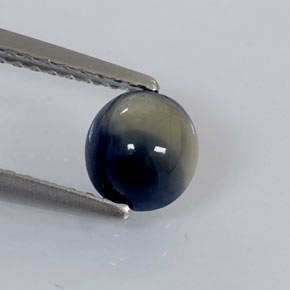 1.05カラットの天然バイカラーサファイア（5.9×5.4 mm・オーバルカット）