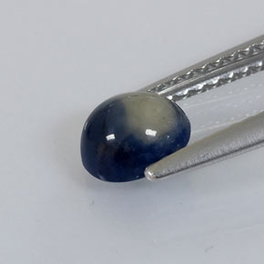 1.05カラットの天然バイカラーサファイア（5.9×5.4 mm・オーバルカット）