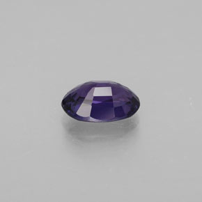 0.59カラットの天然ブルーバイオレットサファイア（5.9×4.1 mm・オーバルカット）