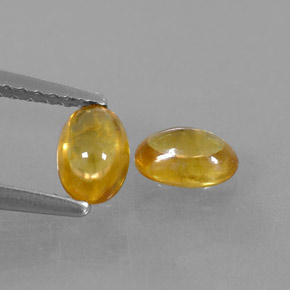 カラットの天然ゴールデンイエローサファイア（5.7×4 mm・透明）