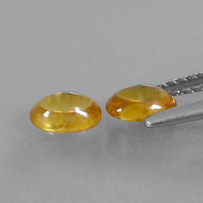 カラットの天然ゴールデンイエローサファイア（5.7×4 mm・透明）