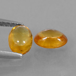 カラットの天然イエローオレンジサファイア（5.9×4.2 mm・オーバルカット）