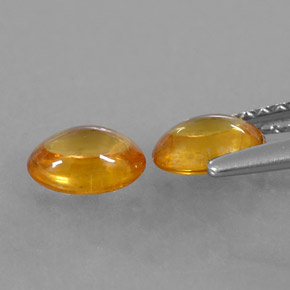 カラットの天然イエローオレンジサファイア（5.9×4.2 mm・オーバルカット）