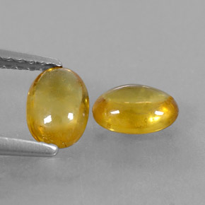 カラットの天然ゴールデンイエローサファイア（6.3×4.5 mm・オーバルカット）