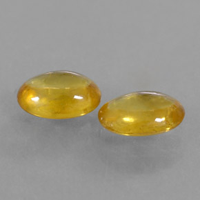 カラットの天然ゴールデンイエローサファイア（6.3×4.5 mm・オーバルカット）
