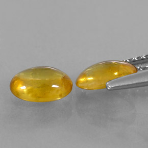 カラットの天然ゴールデンイエローサファイア（6.3×4.5 mm・オーバルカット）