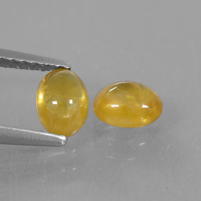 カラットの天然ゴールデンイエローサファイア（5.8×4.2 mm・透明）