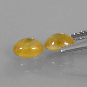カラットの天然ゴールデンイエローサファイア（5.8×4.2 mm・透明）