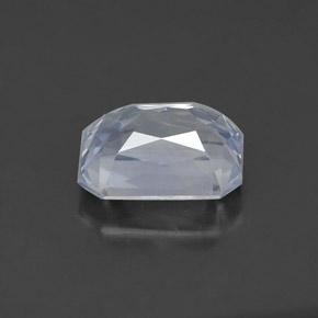 1.51カラットの天然青みがかった白サファイア（7×5.3 mm・エメラルドカット）