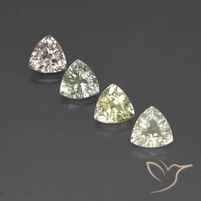 2.67カラットの天然マルチカラーサファイア（5.3×5.2 mm・トリリアント）