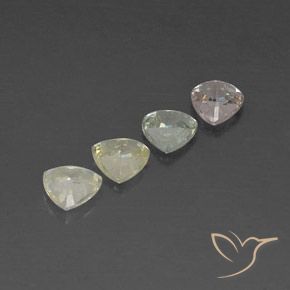 2.67カラットの天然マルチカラーサファイア（5.3×5.2 mm・トリリアント）