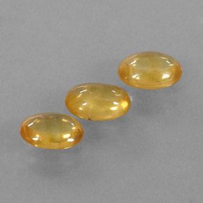 カラットの天然ゴールデンイエローサファイア（6.3×4.5 mm・透明）