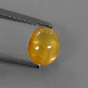 0.97カラットの天然ゴールデンイエローサファイア（6.5×5.2 mm・透明）
