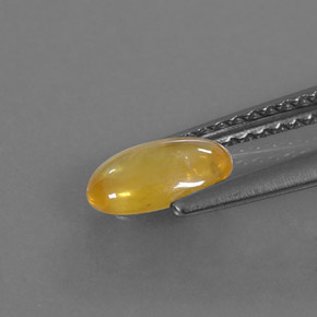 0.85カラットの天然ゴールデンイエローサファイア（7.4×4.5 mm・透明）