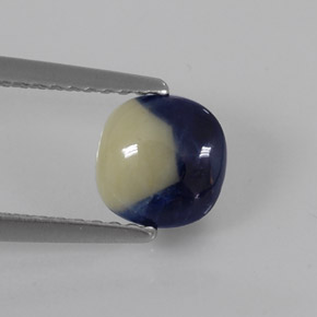 0.85カラットの天然バイカラーサファイア（6.3×6.2 mm・クッションカット）