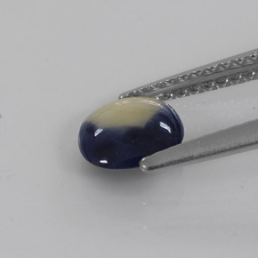 0.85カラットの天然バイカラーサファイア（6.3×6.2 mm・クッションカット）
