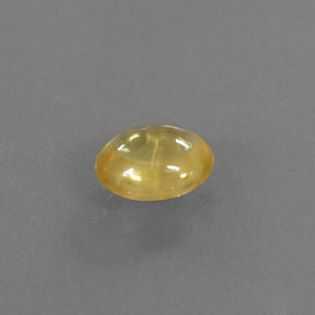 0.87カラットの天然ゴールデンイエローサファイア（6.3×5.1 mm・透明）