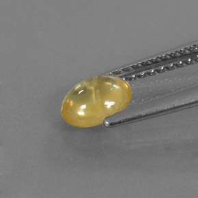 0.87カラットの天然ゴールデンイエローサファイア（6.3×5.1 mm・透明）