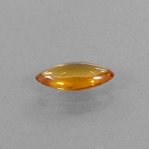 0.74カラットの天然イエローオレンジサファイア（8.7×4 mm・透明）