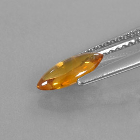 0.74カラットの天然イエローオレンジサファイア（8.7×4 mm・透明）