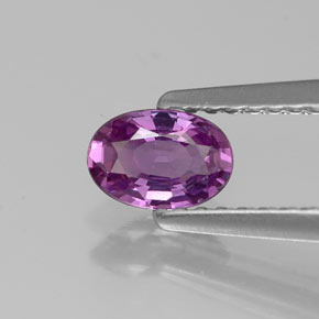 0.55カラットの天然バイオレットサファイア（5.9×4.1 mm・オーバルカット）