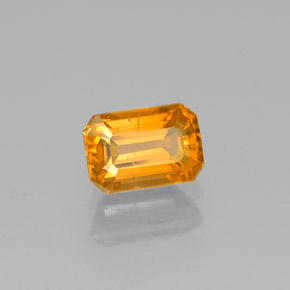 0.93カラットの天然ゴールデンイエローサファイア（6.3×4.2 mm・エメラルドカット）
