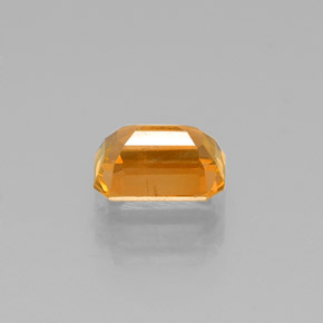 0.93カラットの天然ゴールデンイエローサファイア（6.3×4.2 mm・エメラルドカット）