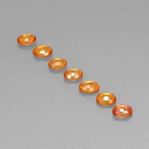 1.46カラットの天然イエローオレンジサファイア（4×3.2 mm・オーバルカット）