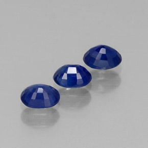 カラットの天然ブルーサファイア（4.7×3.7 mm・オーバルカット）