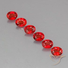 2.15カラットの天然明るい赤サファイア（4.6×3.6 mm・オーバルカット）