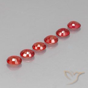 2.17カラットの天然明るい赤サファイア（4.6×3.7 mm・オーバルカット）