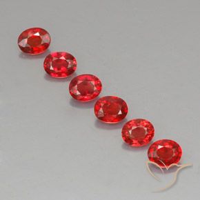 2.10カラットの天然明るい赤サファイア（4.6×3.7 mm・オーバルカット）