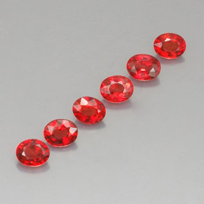 カラットの天然レッドオレンジサファイア（4.5×3.6 mm・オーバルカット）