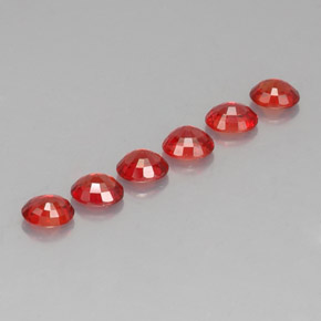 カラットの天然レッドオレンジサファイア（4.5×3.6 mm・オーバルカット）