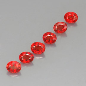 カラットの天然レッドオレンジサファイア（4.6×3.8 mm・オーバルカット）