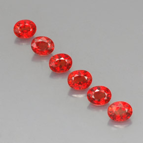 カラットの天然レッドオレンジサファイア（4.6×3.8 mm・オーバルカット）
