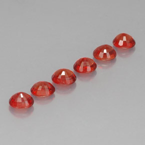 カラットの天然レッドオレンジサファイア（4.6×3.8 mm・オーバルカット）