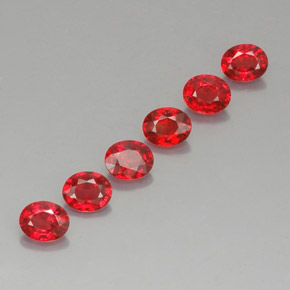 カラットの天然レッドオレンジサファイア（4.6×3.8 mm・オーバルカット）