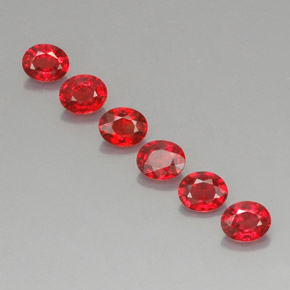 カラットの天然レッドオレンジサファイア（4.6×3.8 mm・オーバルカット）
